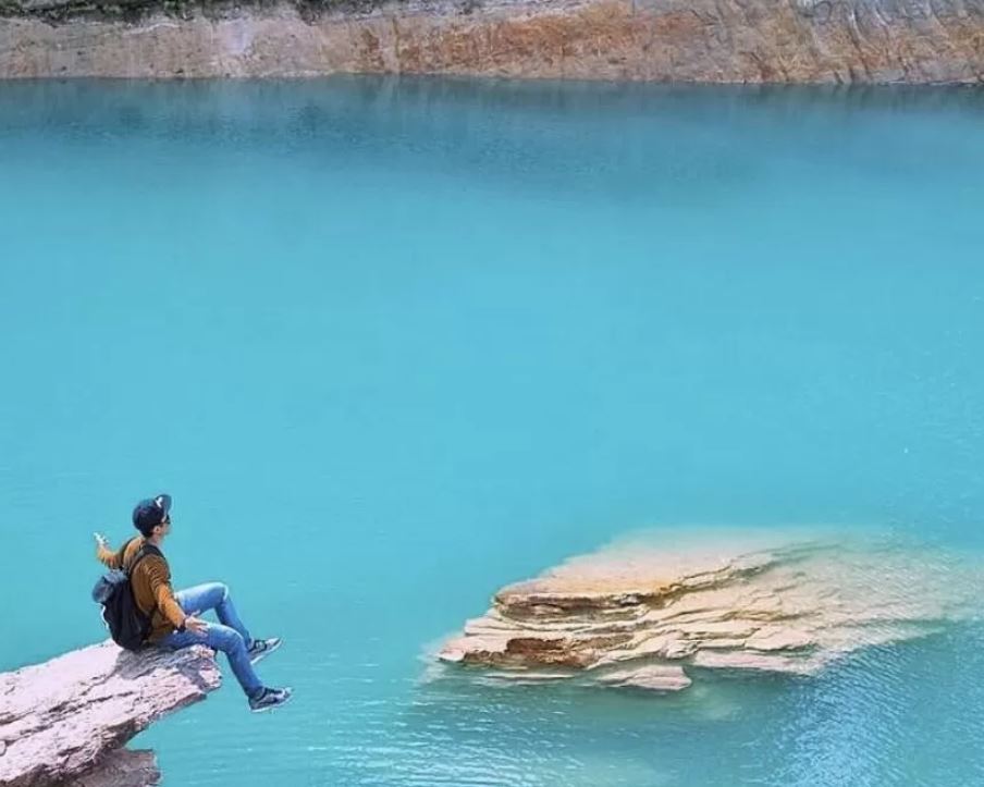 Terletak di Desa Sungkai, Kecamatan Simpang Empat Pengaron, Kabupaten Banjar, Danau Biru Pengaron menawarkan panorama alam yang luar biasa.