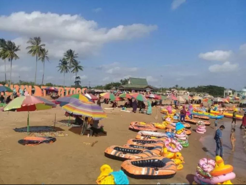 Terletak di Desa Takisung, Kabupaten Tanah Laut, pantai ini menjadi primadona wisata bahari di Kalimantan Selatan.