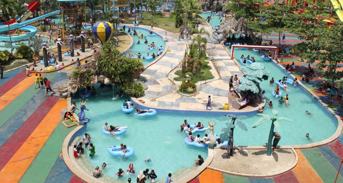 Waterboom Pesona Modern di Banjarmasin menjadi destinasi favorit wisatawan lokal maupun luar daerah.