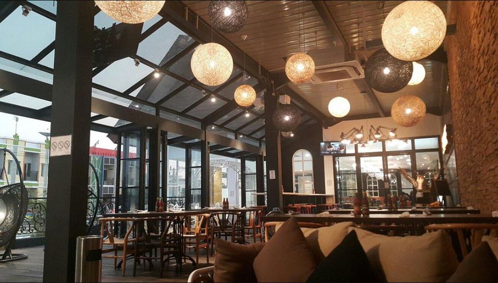 Effronte dikenal sebagai cafe kekinian paling hits di Banjarmasin. Setiap sudutnya estetik, dengan perpaduan desain modern dan nuansa hangat yang cocok untuk foto-foto atau menikmati sore.