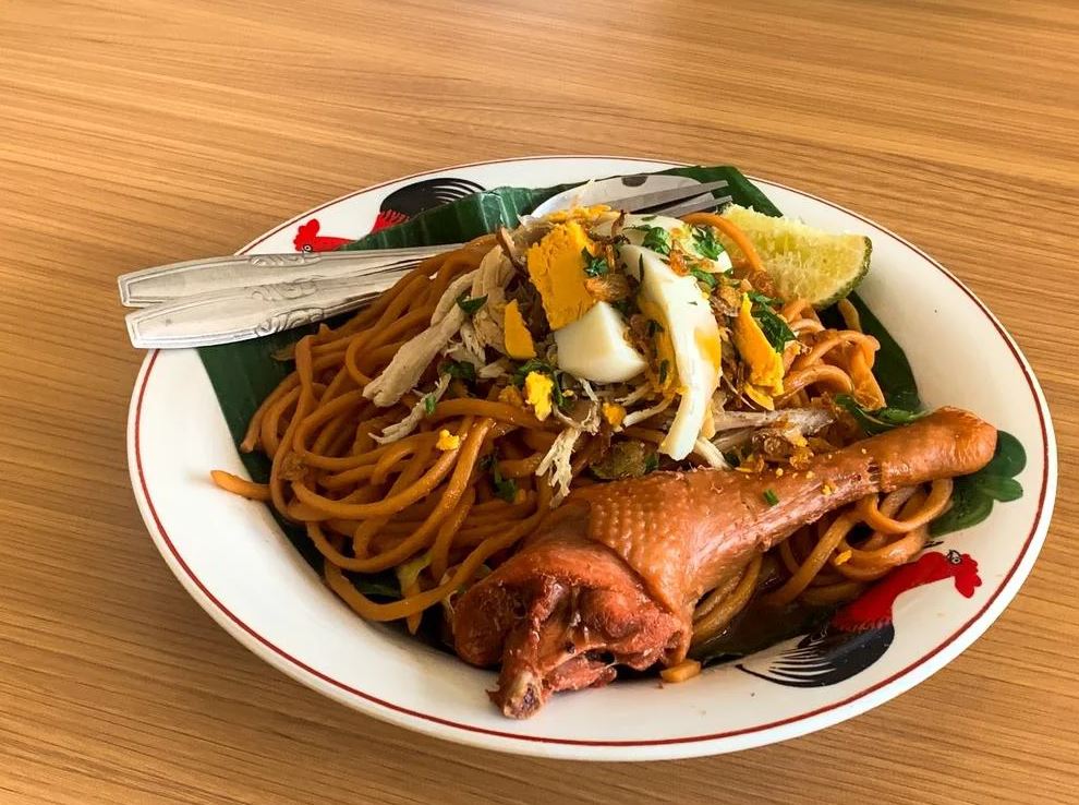 Tak lengkap ke Banjarmasin tanpa mencicipi Mie Bancir Agus Sasirangan, salah satu kuliner paling ikonik di kota ini.