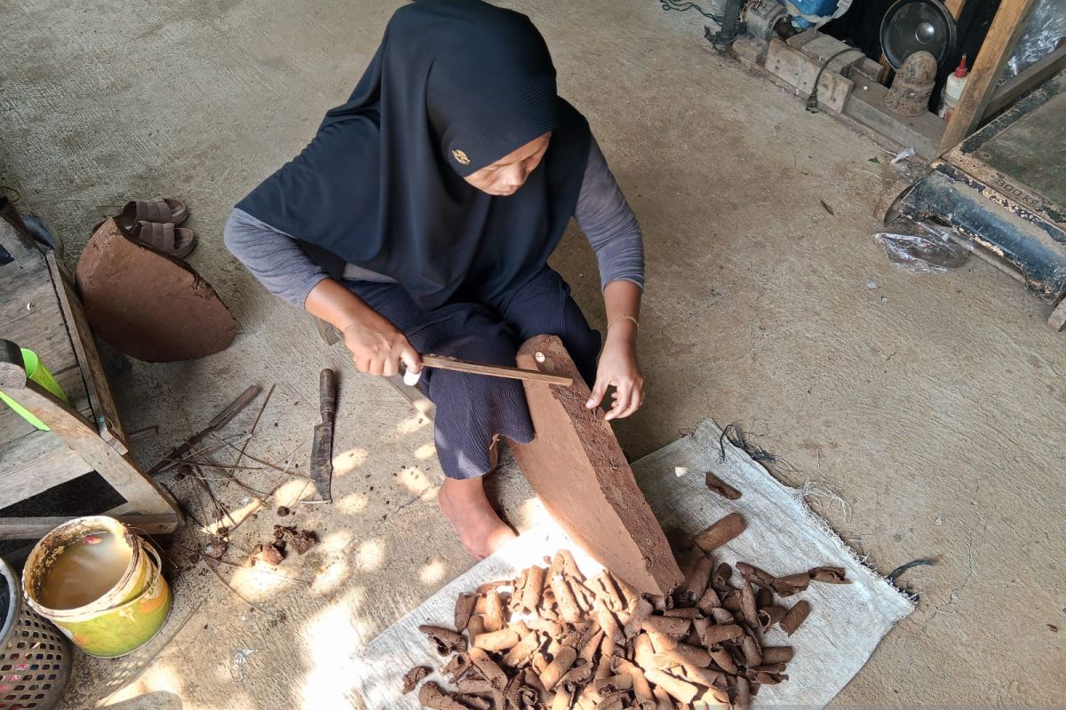 proses pembuatan ampo khas tuban yang terbuat dari tanah liat murni
