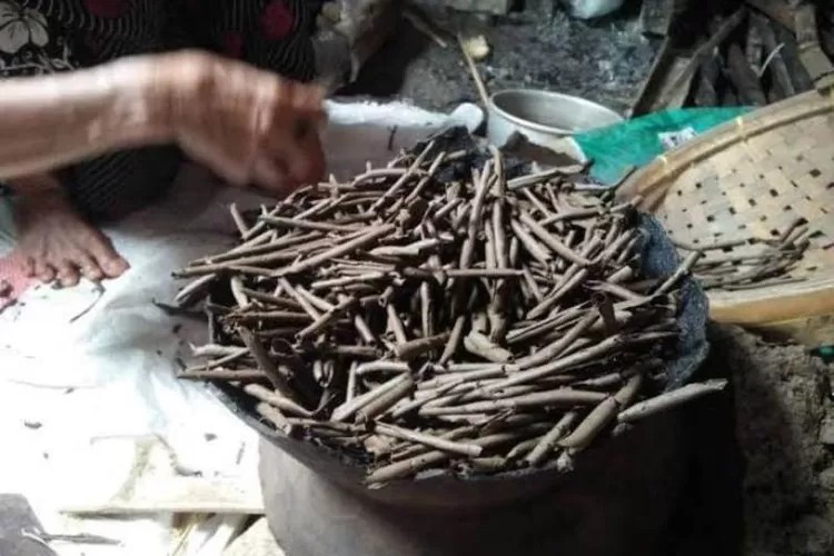 Ampo, kuliner yang berasal dari tanah liat murni yang dipercaya memberikan khasiat bagi kesehatan
