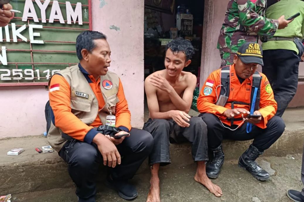 Pendaki Gunung Muria selamat setelah jatuh ke jurang 90 meter, diselamatkan lewat operasi katrol manual oleh tim BPBD Kudus.