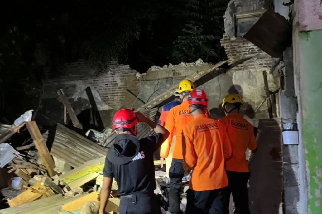 Sebuah rumah tua roboh di kawasan Pecinan, Jalan Pedamaran, Kota Semarang roboh.