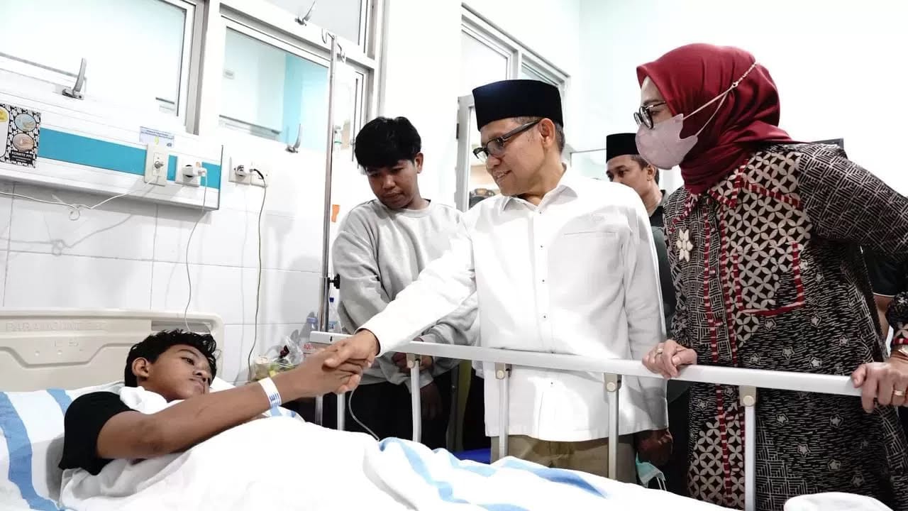 Cak Imin Mentri Koordinator Pemberdayaan Masyarakat menemui korban selamat santri Ponpes Al Khoziny Sidarjo (Sumber: Istimewa)