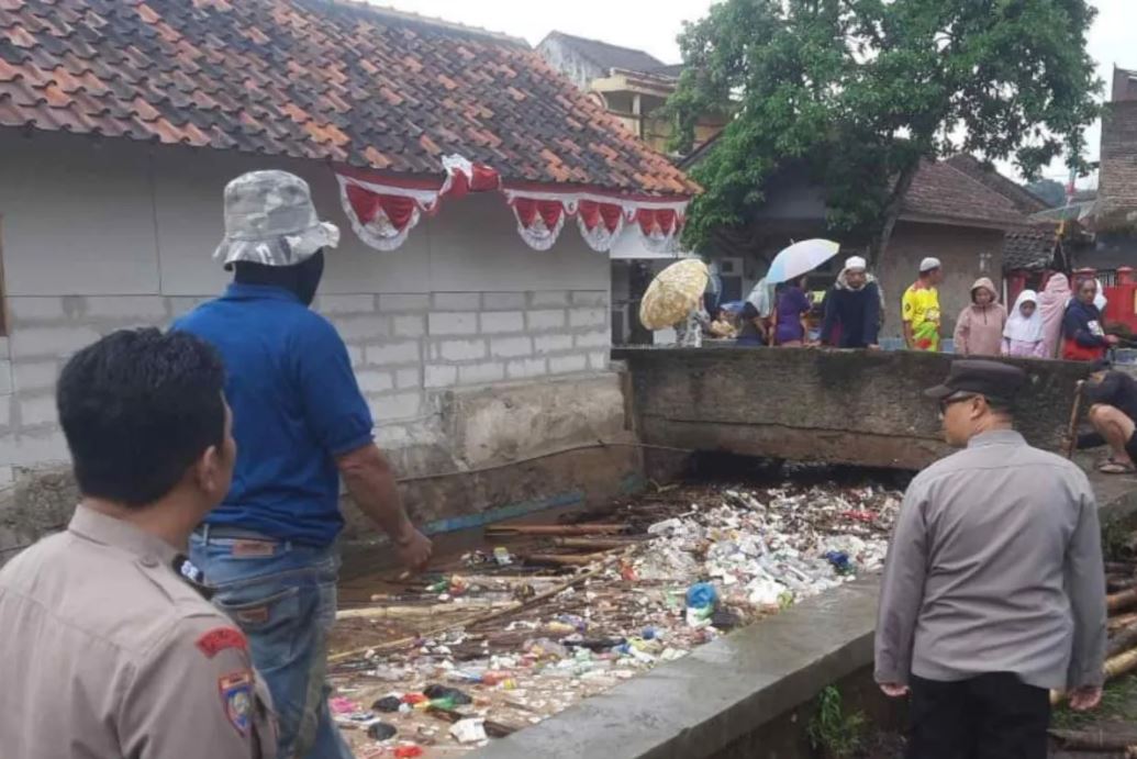 Banjir bandang rendam ratusan rumah di Garut, warga terpaksa mengungsi, petugas gabungan tangani evakuasi dan bersihkan sungai.