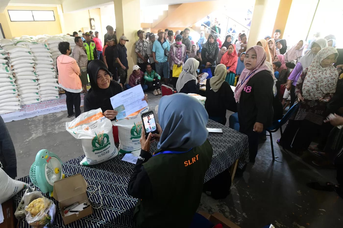 ILUSTRASI. Pencairan bansos tambahan beras 20 kg dan minyak 4 liter