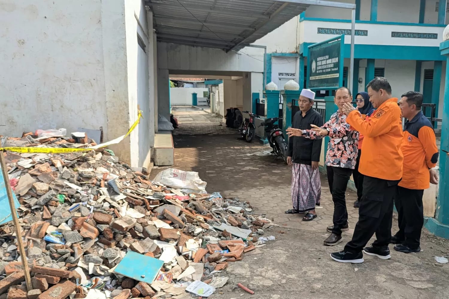 Kepala Pelaksana BPBD Jawa Timur, Gatot Soebroto meninjau bangunan ambruk Ponpes Salafiyah Syafi
