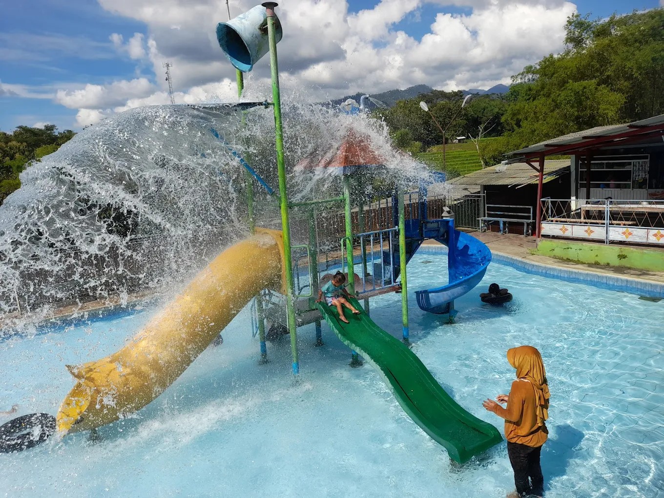 gita waterpark, kolam renang dengan nuansa alam hijau persawahan dipulung. rekomendasi spot refresing yang jauh dari perkotaan