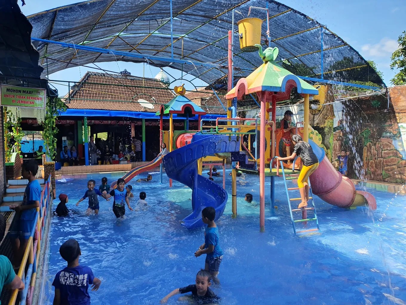 kolam renang tirto joyo yang menyediakan 4 kolam renang yang sesuai untuk segala jenis umur