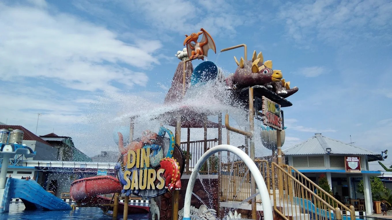 keraton waterpark menjadi pilihan wisata air menarik karena terletak di jantung kota ponorogo