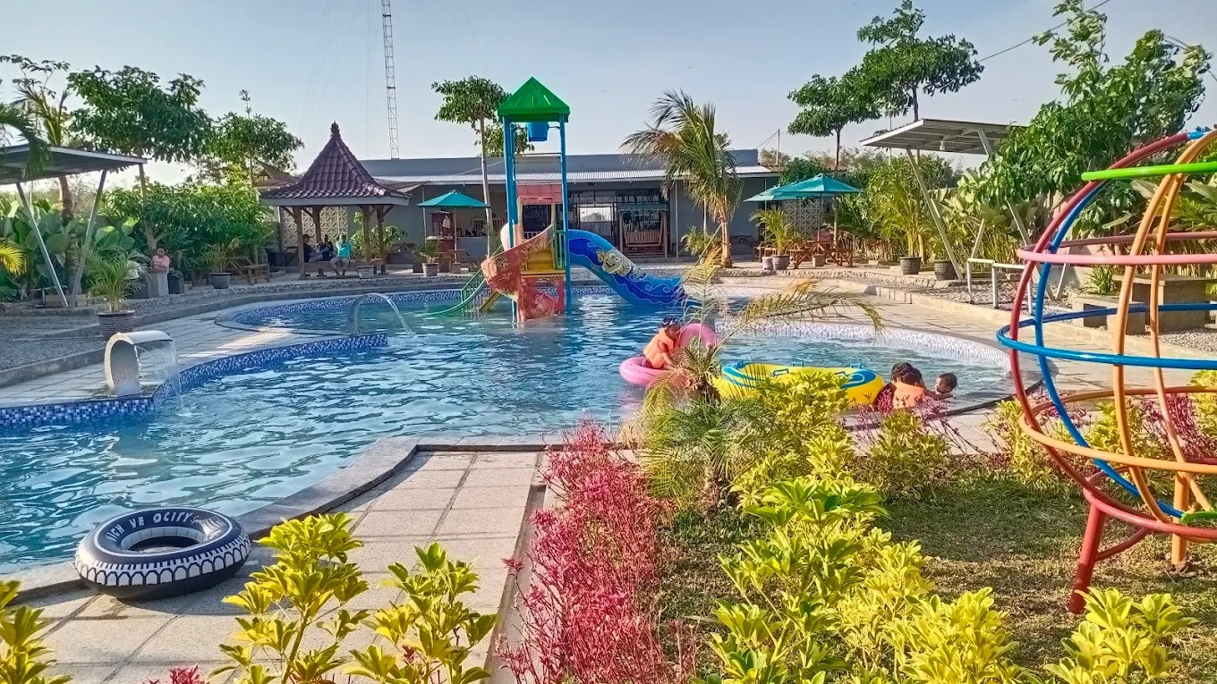 legowo swimming, spot berenang terbaru yang sudah mulai ramai wisatawan yang datang karena pesonanya