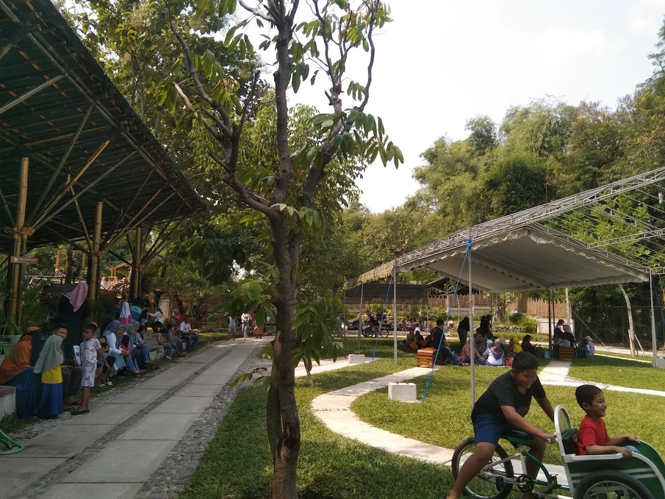taman jatimori yang menjadi taman rekreasi keluarga di mas libur kini ramai dikunjungi