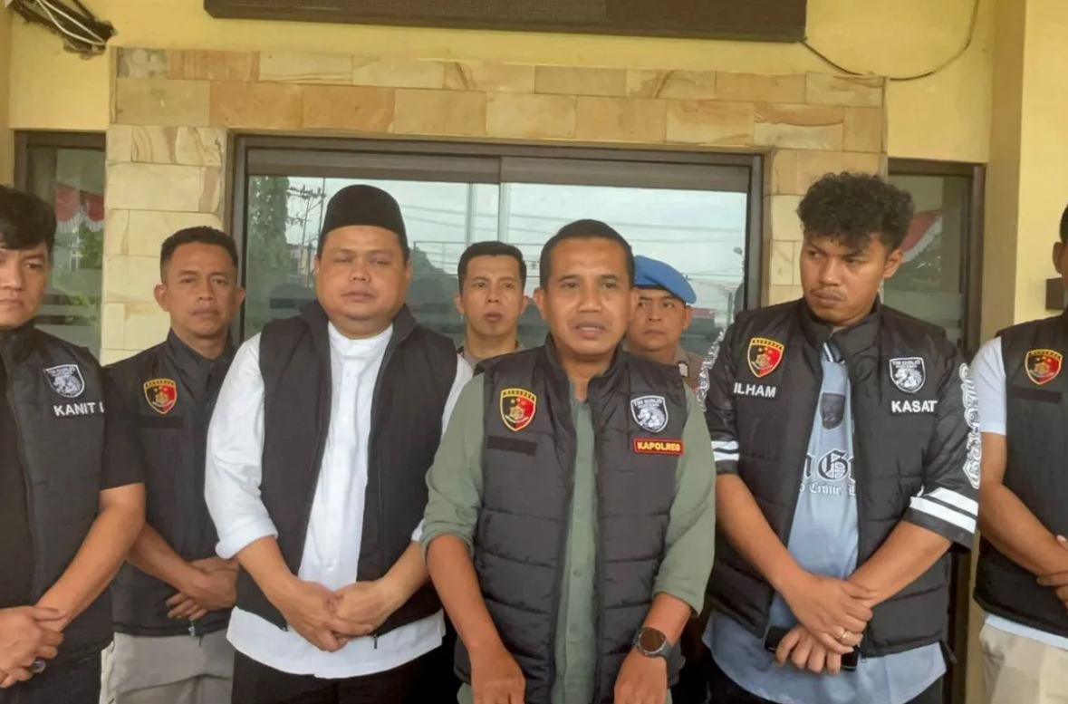 Kapolres Bungo AKBP Natalena Eko Cahyono didampingi Wakil Bupati Bungo Tri Wahyu Hidayat memberi keterangan pers, Minggu (2/11).