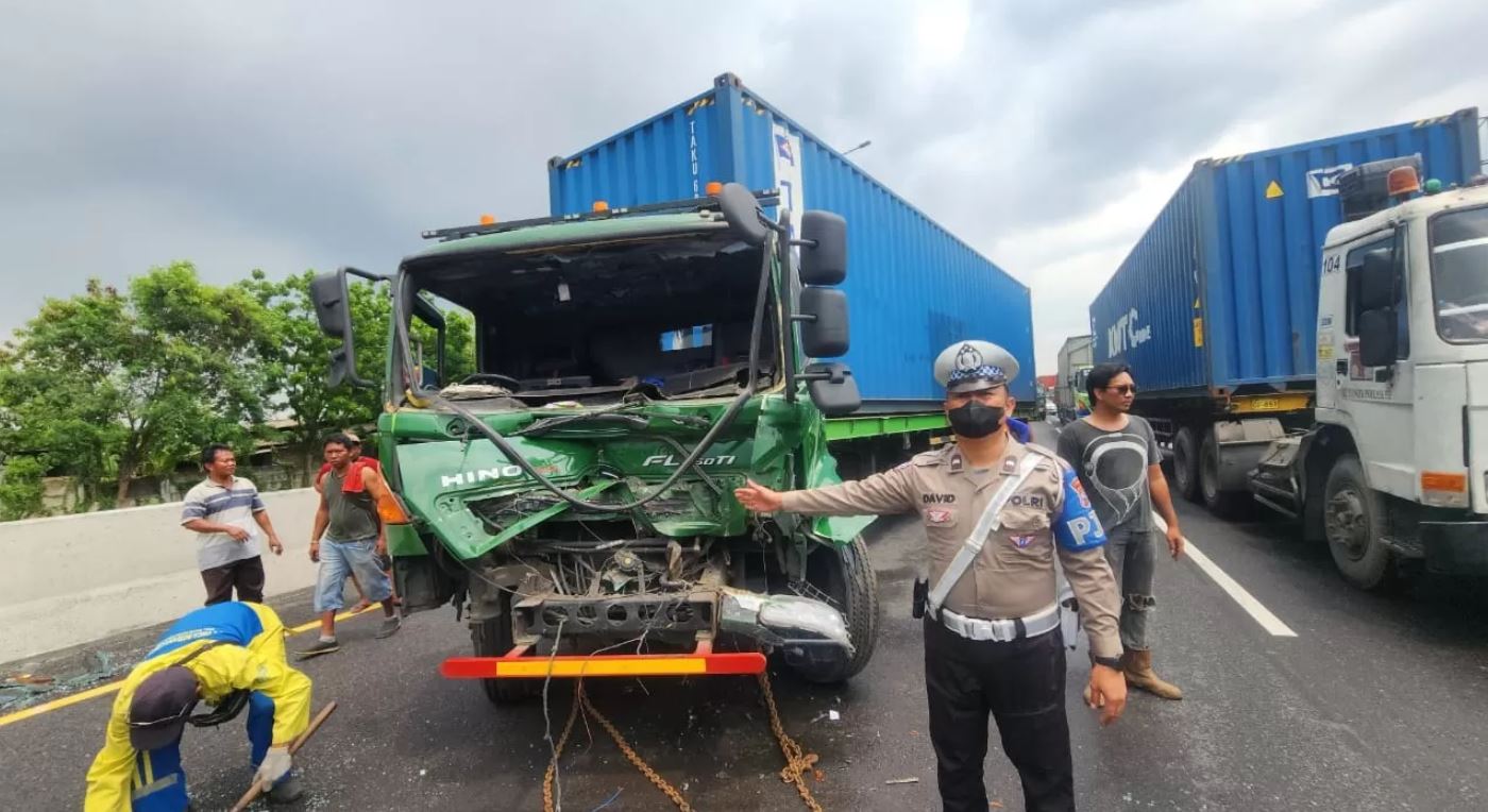 Dua truk trailer tabrakan di Tol Waru arah Sidoarjo, Senin (3/11).