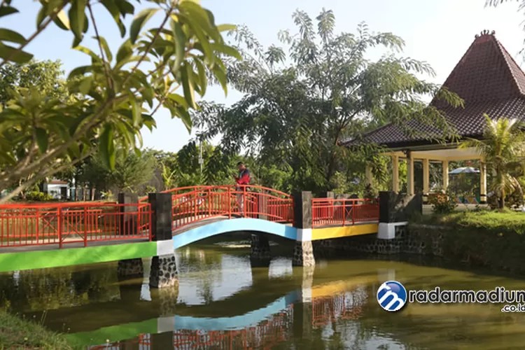 taman wengker, taman  yang di bangun pemerintah ponorogo terkhusus dinas lingkungan hidup untuk menambah ikon dan daya tarik kota ponorogo