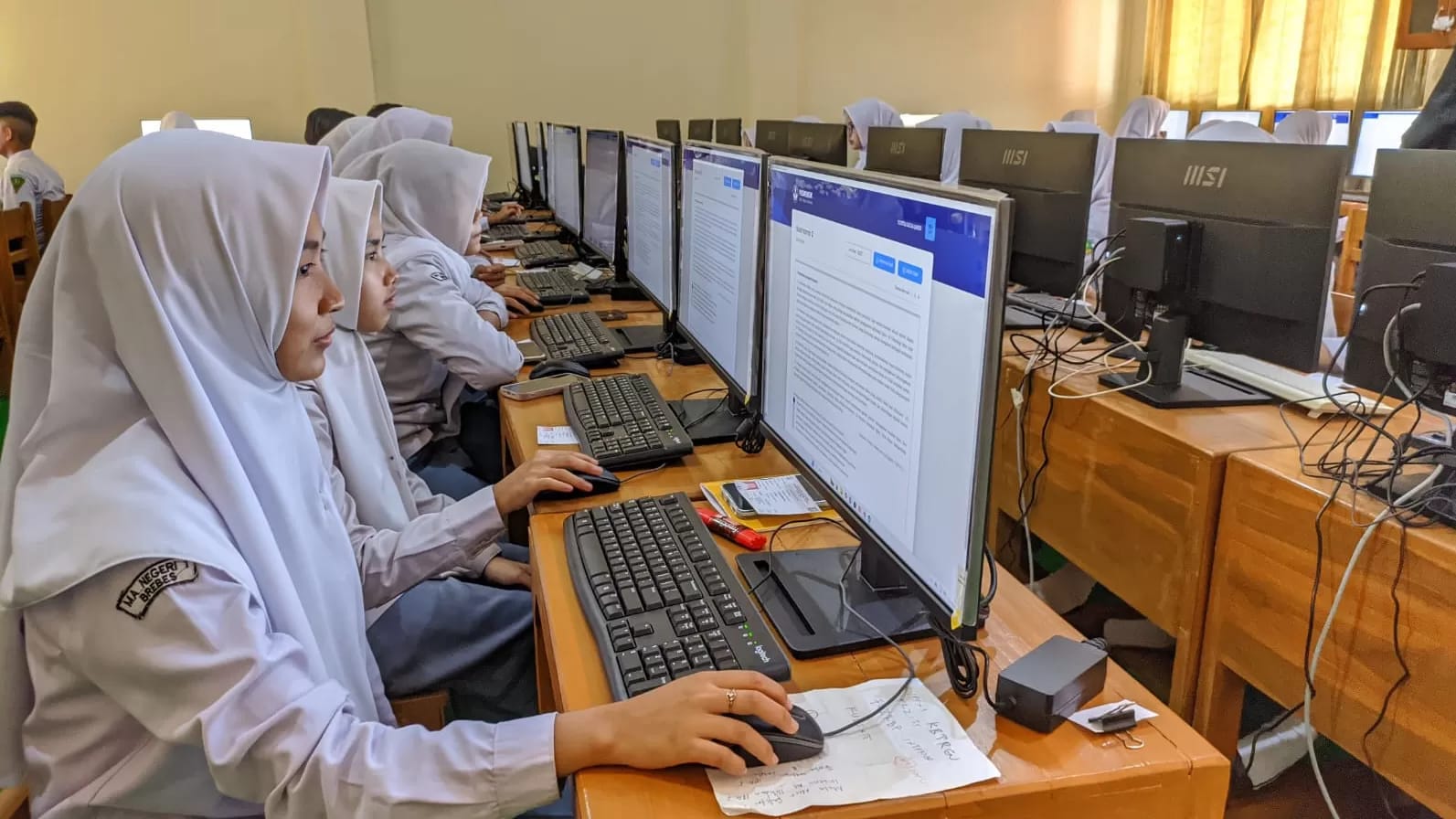 Foto Siswa MA melaksanakan ujian CBT (KEMENAG RI)