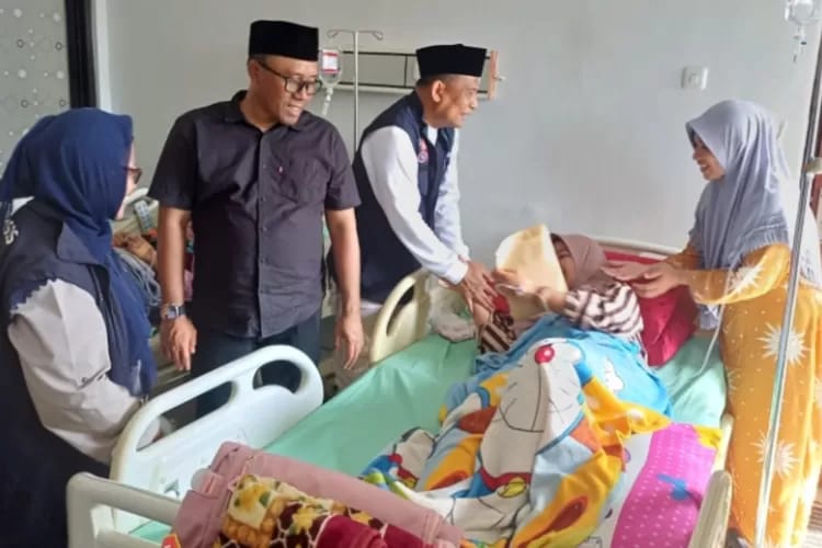 Direktur Jenderal Rehabilitasi Sosial Kemensos, Supomo menyalurkan santunan  kematian dan santunan korban luka peristiwa robohnya atap Pondok Pesantren Situbondo (Dok. Kemensos)
