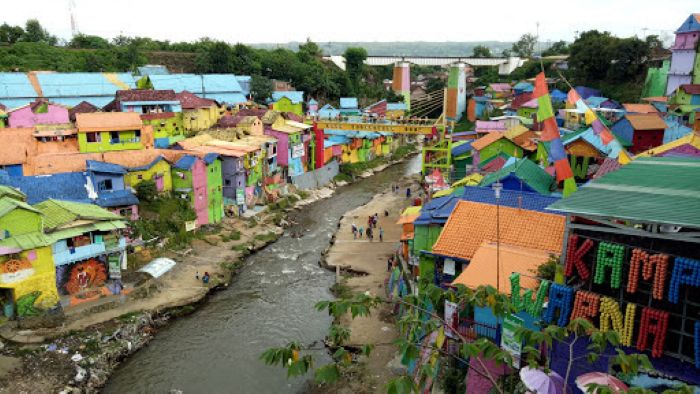kampung warna-warni, yang dulunya dikenal sebagai kawasan kumuh kini menjadi destinasi menarik yang dikunjungi banyak wisatawan