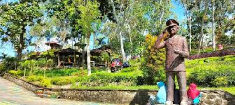bukit suharto sebagai tempat wisata dengan pemandangan kota dan keindahan dari atas bukitnya.