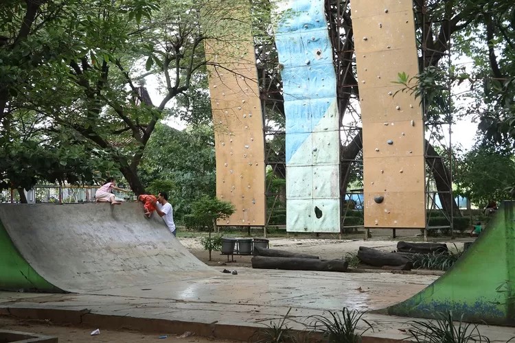 taman klono sewandono terletak di pusan kota dengan beraneka ragam playground yang di suguhkan dalam taman.