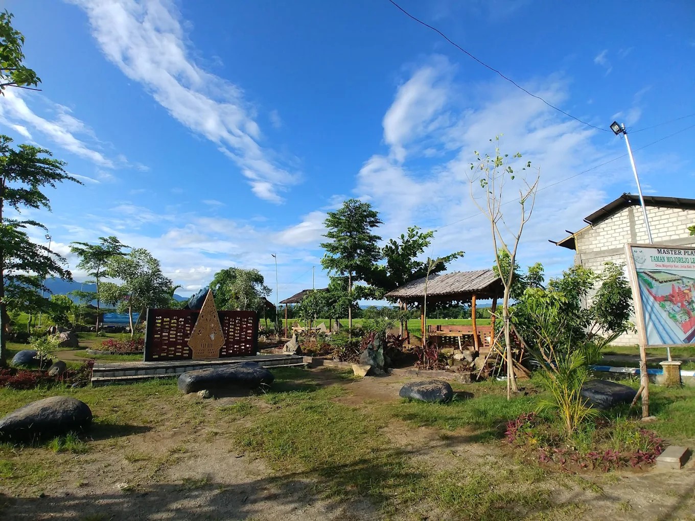 taman mojorejo lestari merupakan taman desa yang  dibangun untuk memberdayakan UMKM masyarkat dan juga sebagai wisata desa.