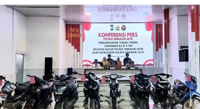 Kapolres Inhil AKBP Farouk Oktora bersama tim reskrim dan Kapolsek Batang Tuaka menggelar konferensi pers pengungkapan curanmor di Mapolres Inhil (Sumber: Riaupos.co)