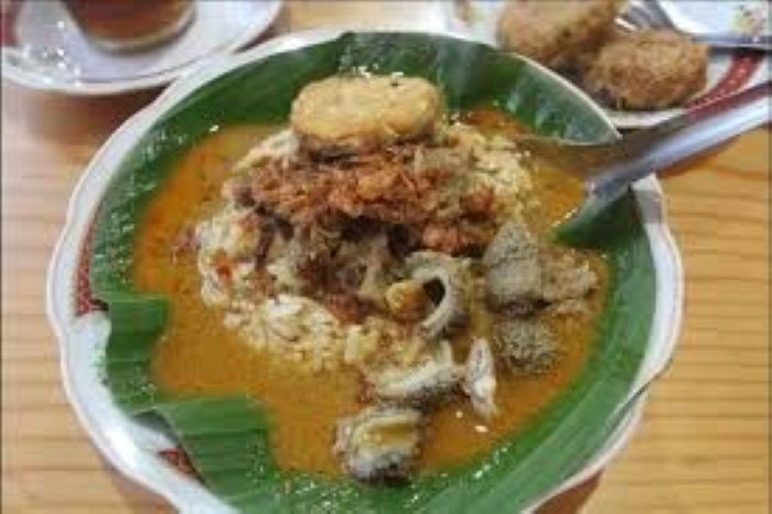 nasi gandul khas blora , nasi hangat di atas daun pisang yang disiram kuah panas yang menggoda.