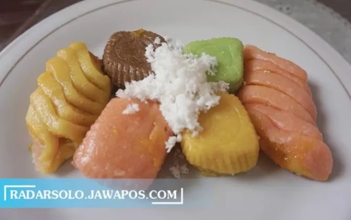 cemilan dari singkong yang ditaburi paritan kelapa khas blora