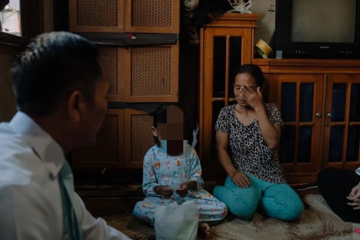 Walikota Palembang Ratu Dewa mengunjungi rumah orang tua siswi SD yang matanya lebam (Sumber: ANTARA SUMSEL/HO- Pemkot Palembang)