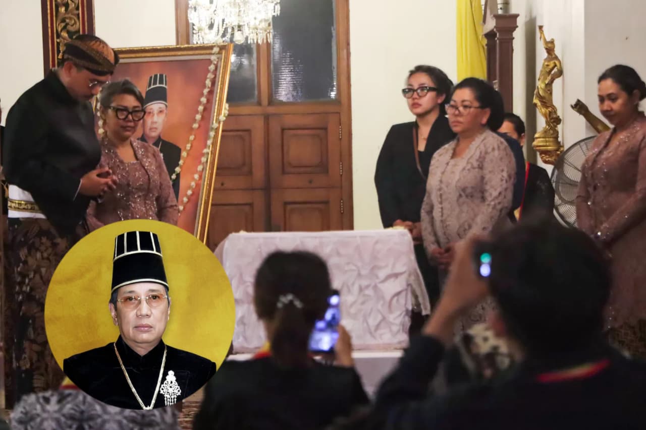 Transisi agung Keraton Surakarta, PB XIV naik tahta menggantikan PB XIII.