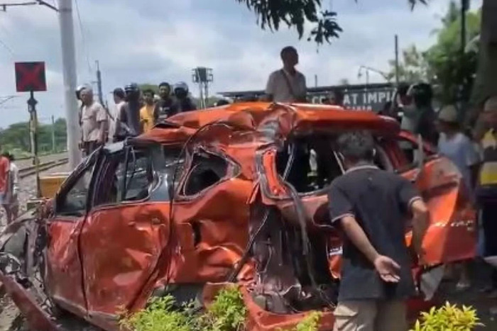Mobil Calya Tertabrak Kereta di Sleman