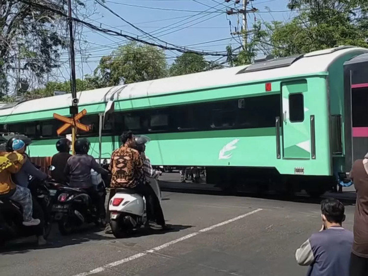 KAI luncurkan kereta api khusus petani dan pedagang
