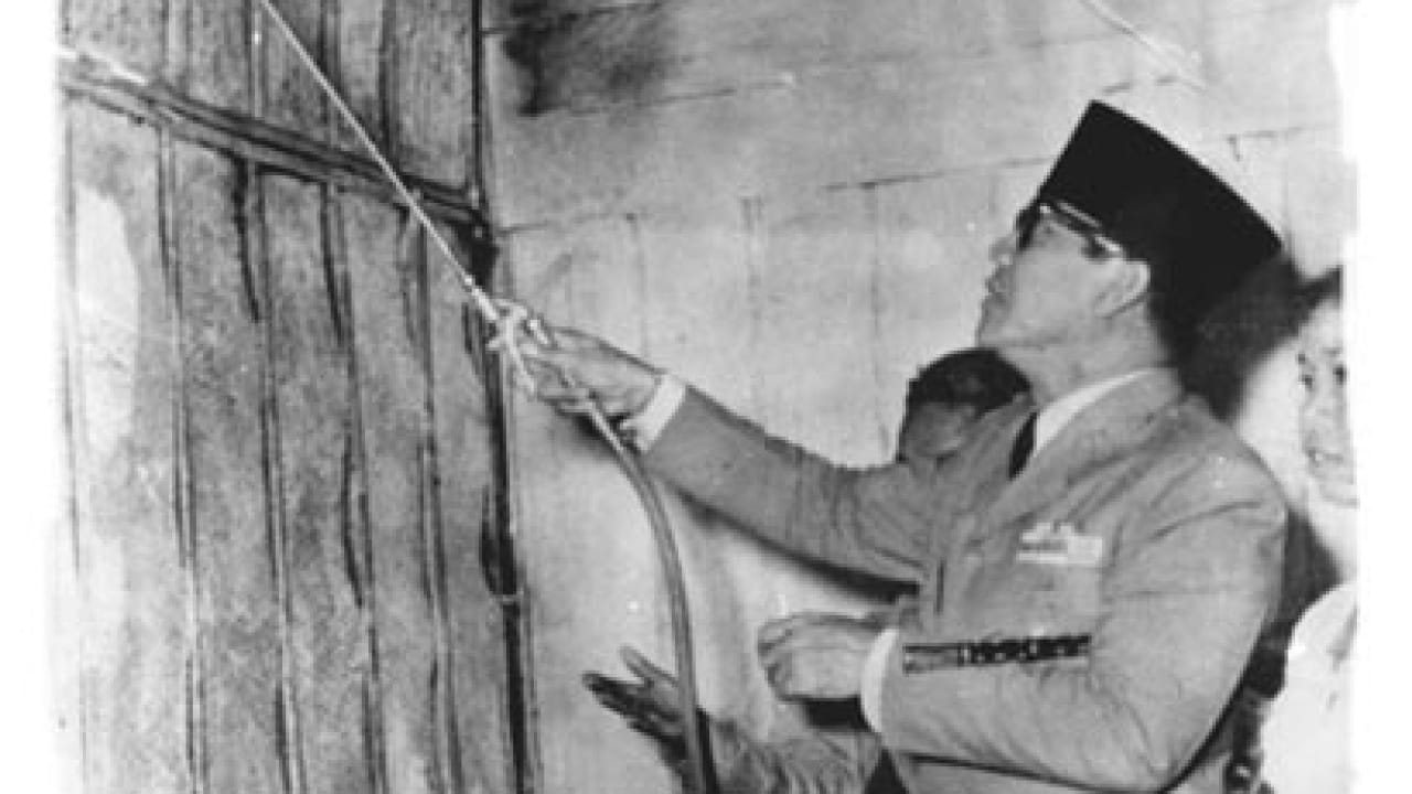 Penyemprotan secara simbolis oleh Presiden Soekarno pada tanggal 12 November 1959 di Desa Kalasan, Yogyakarta