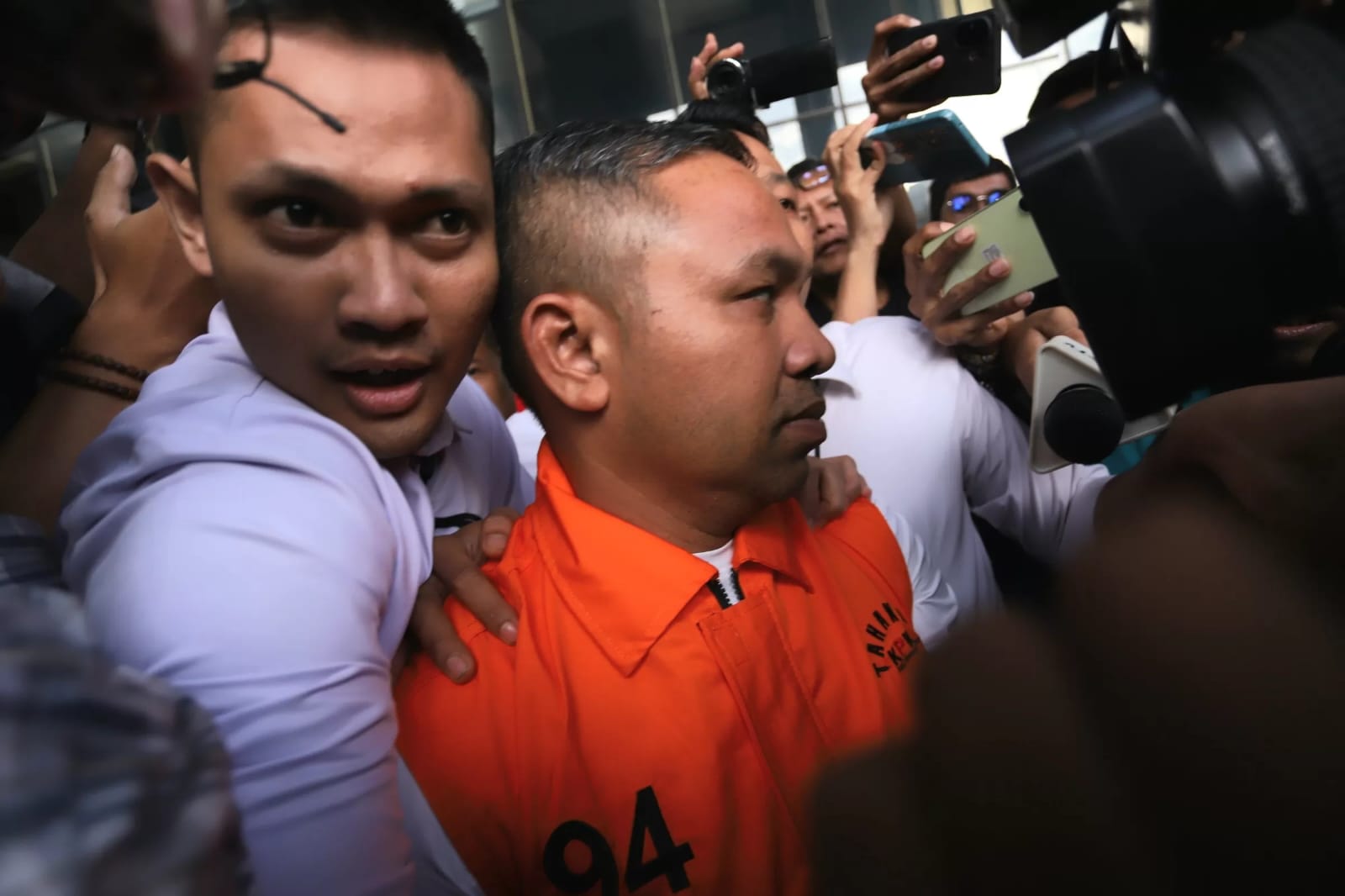 Gubernur Riau Abdul Wahid ditetapkan korupsi proyek jalan dan jembatan di Dinas PUPR Riau, KPK ungkap pasal berlapis dengan terancam hukuman seumur hidup (Sumber: JawaPos.com)