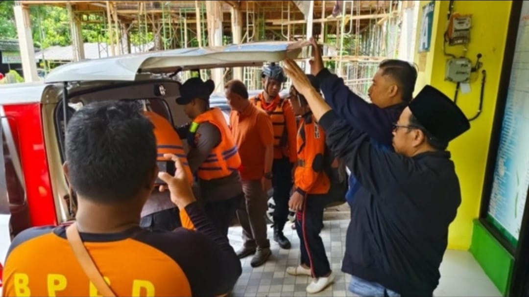 Tim SAR gabungan akhirnya menemukan jasad mahasiswa UIN Walisongo yang terseret arus Sungai Kendal, dalam pencarian dramatis yang menyita perhatian publik. (Sumber: ANTARA/HO-UIN Walisongo)