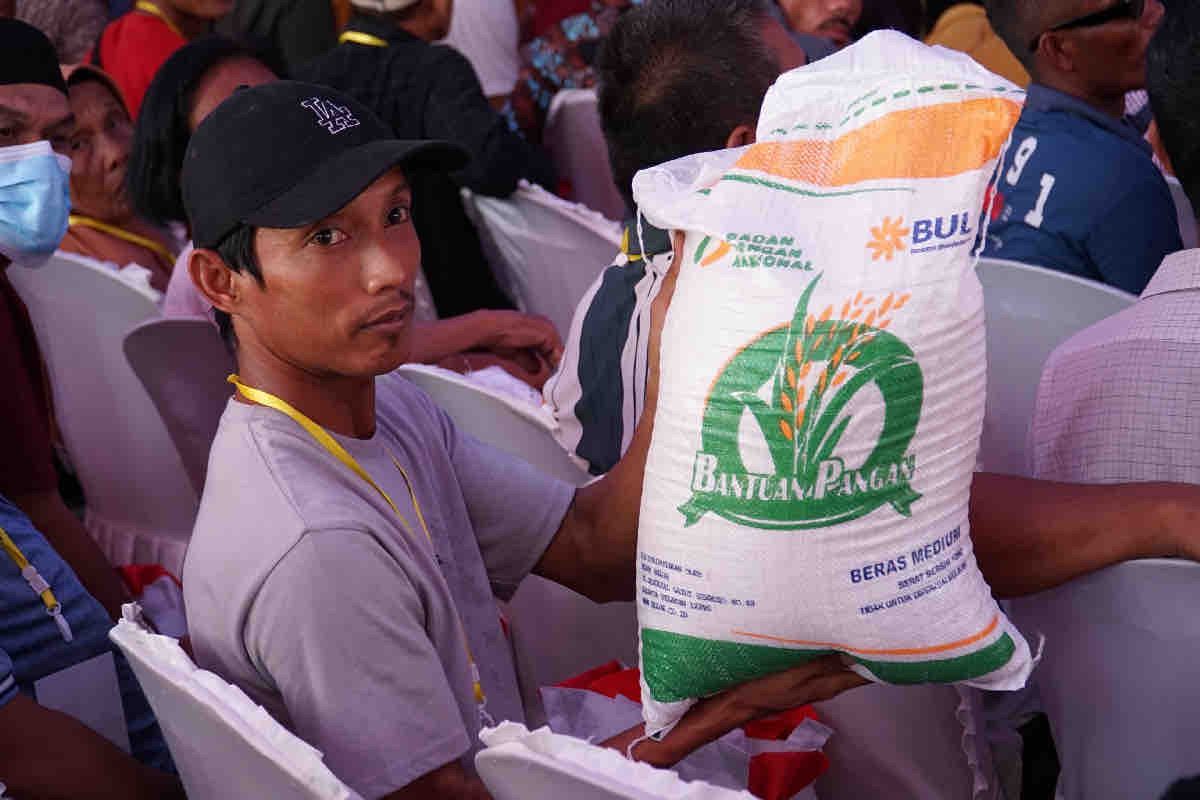 ILUSTRASI. Penerima bantuan penebalan beras 20kg dan minyak goreng 4 liter
