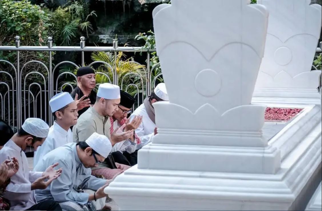 Makam Sunan Ampel menjadi salah satu pusat ziarah terbesar di Jawa Timur.