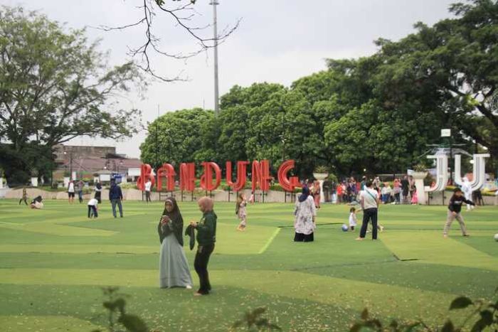 Alun-alun Kota Bandung, taman luas yang teletak di pusat kota.