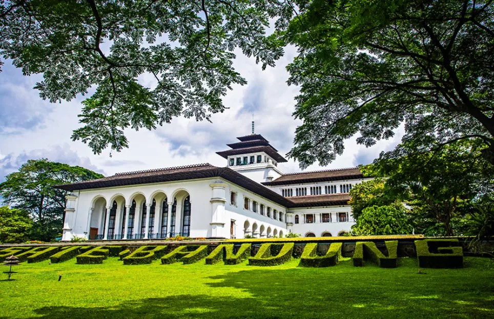 Gedung Sate, menjadi simbol dan ikon pusat kota bandung, The Paris van Java.