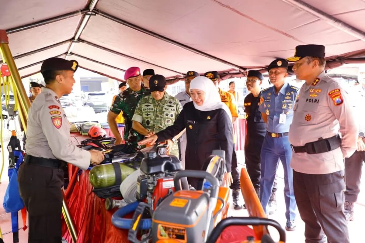 Gubernur Khofifah memimpin apel siaga di Surabaya, perkuat kesiapan Jawa Timur hadapi ancaman bencana saat musim hujan tiba. (Sumber: Humas Pemprov Jatim/JawaPos.com)