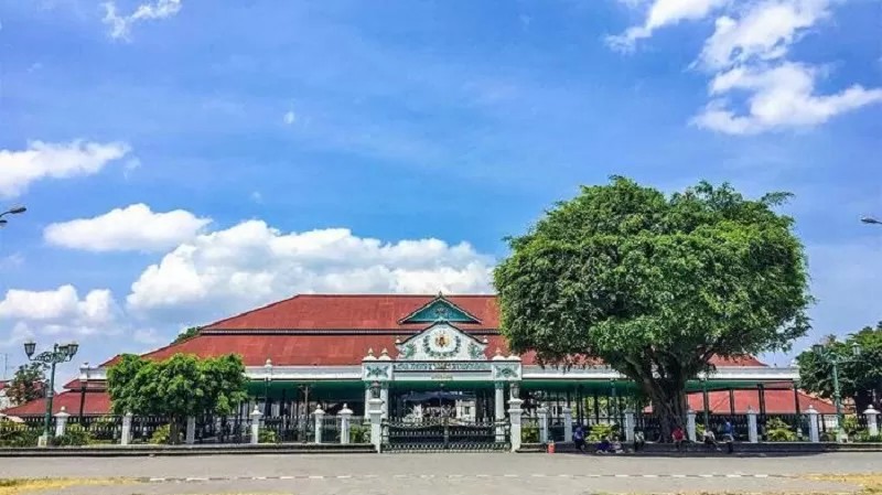 Keraton Yogyakarta, simbol kesultanan hamengku buono yang masih terjaga dan dilestarikan.