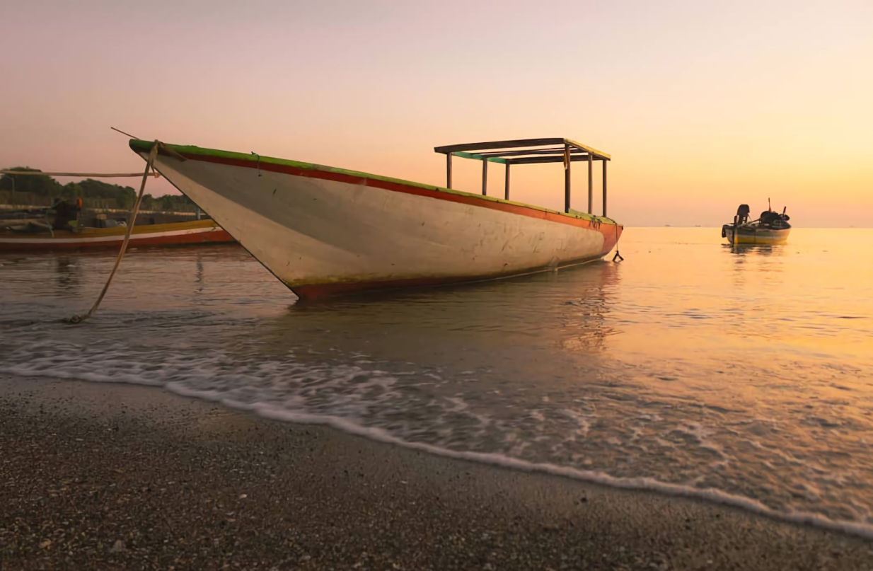 Pantai Lekok di Pasuruan terkenal dengan atraksi unik &ldquo;Ski Lot&rdquo;, olahraga tradisional nelayan yang meluncur di atas lumpur menggunakan papan kayu.