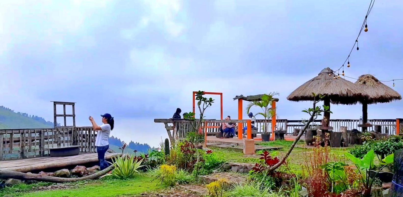 Jendela Langit Prigen menawarkan panorama spektakuler Gunung Arjuno dan Welirang dari ketinggian.