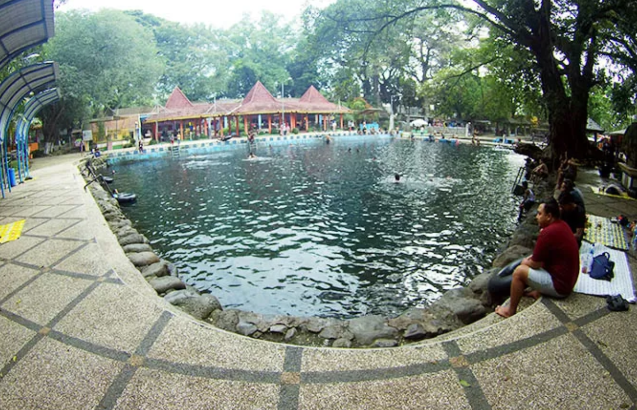 Pemandian Alam Banyu Biru di Pasuruan.
