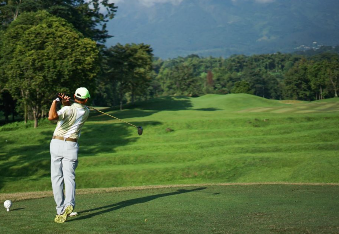 Finna Golf & Contry Club Resort: Lapangan Golf Mewah di Tengah Panorama Gunung Gunung Arjuno dan Gunung Penanggungan.