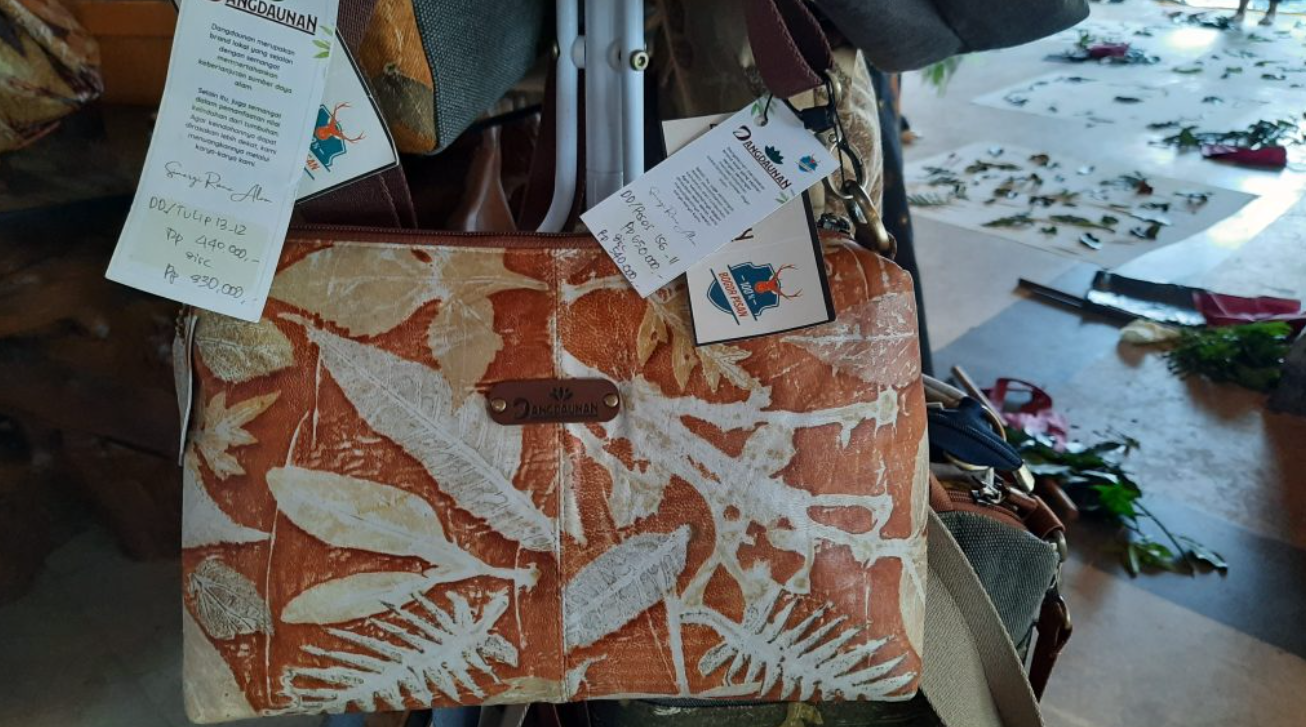 Tas ecoprint Dangdaunan, karya lokal ramah lingkungan dengan motif daun asli yang unik dan elegan.
