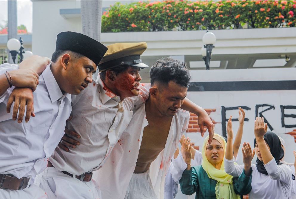 Anak-anak muda Surabaya pentas drama insiden perobekan bendera Belanda, di Hotel Majapahit Jalan Tunjungan, Minggu (21/9/2025).
