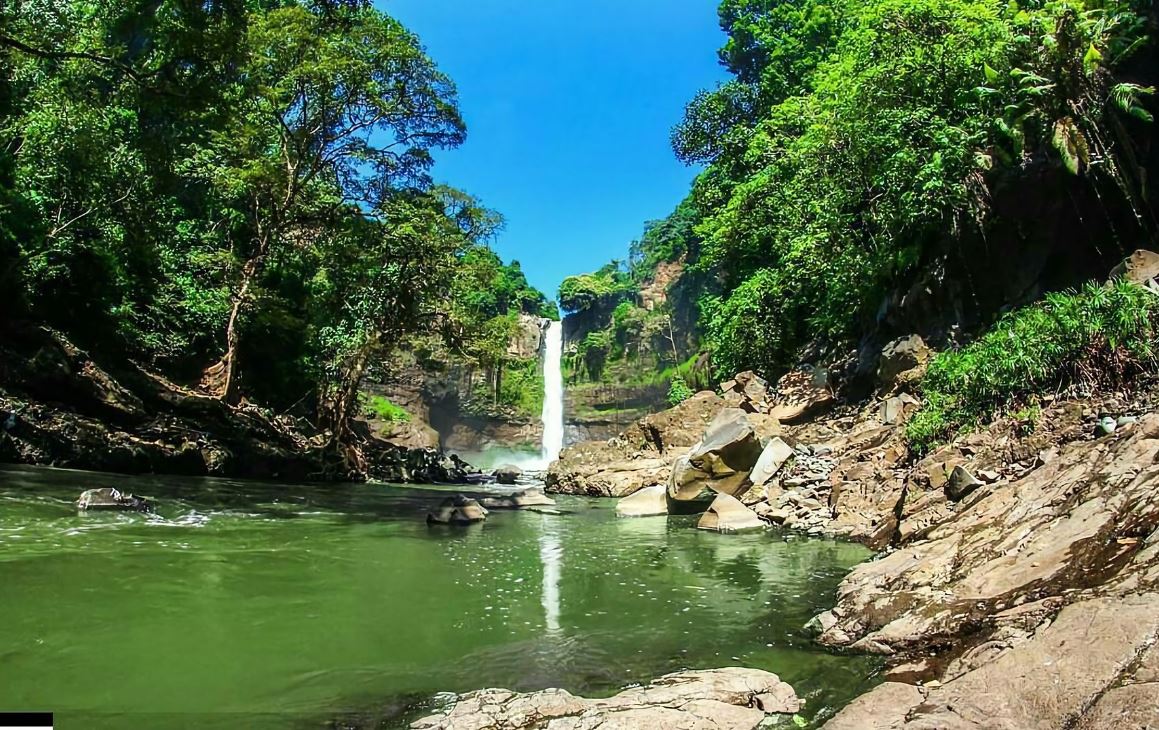 Air Terjun Alap-alap terletak di atas kawasan wisata Kakek Bodo dan menawarkan keindahan eksotis di tengah rimbunnya hutan pegunungan.